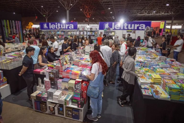Público circula entre estandes e livros durante a Bienal em Brasília