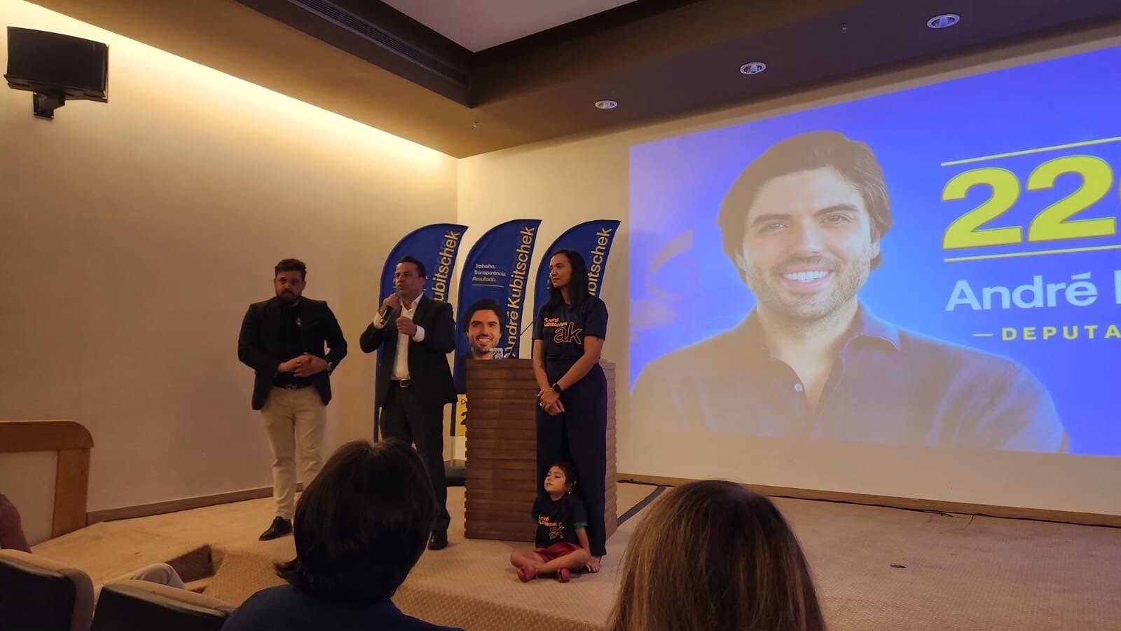 Organizadores e participantes no palco do Encontro de Lideranças
