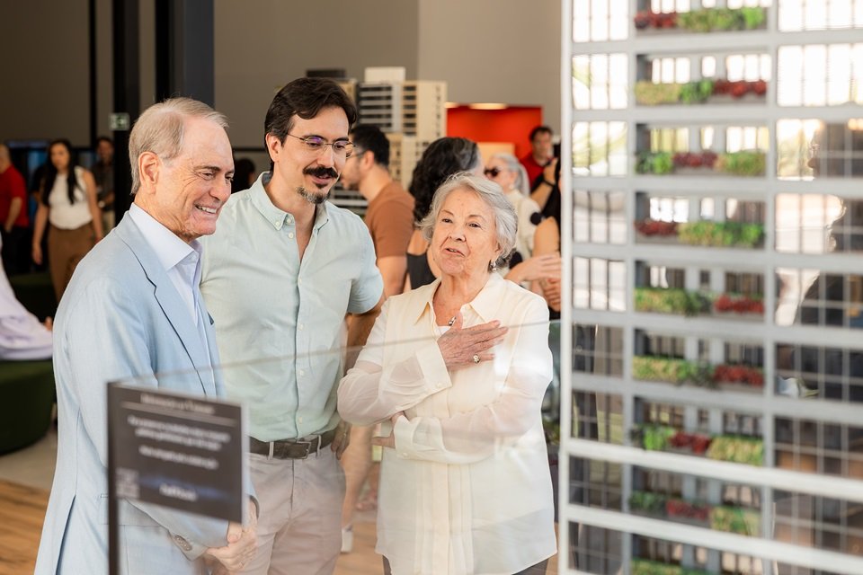 Eda Coutinho e Paulo Octávio observam a maquete do novo empreendimento