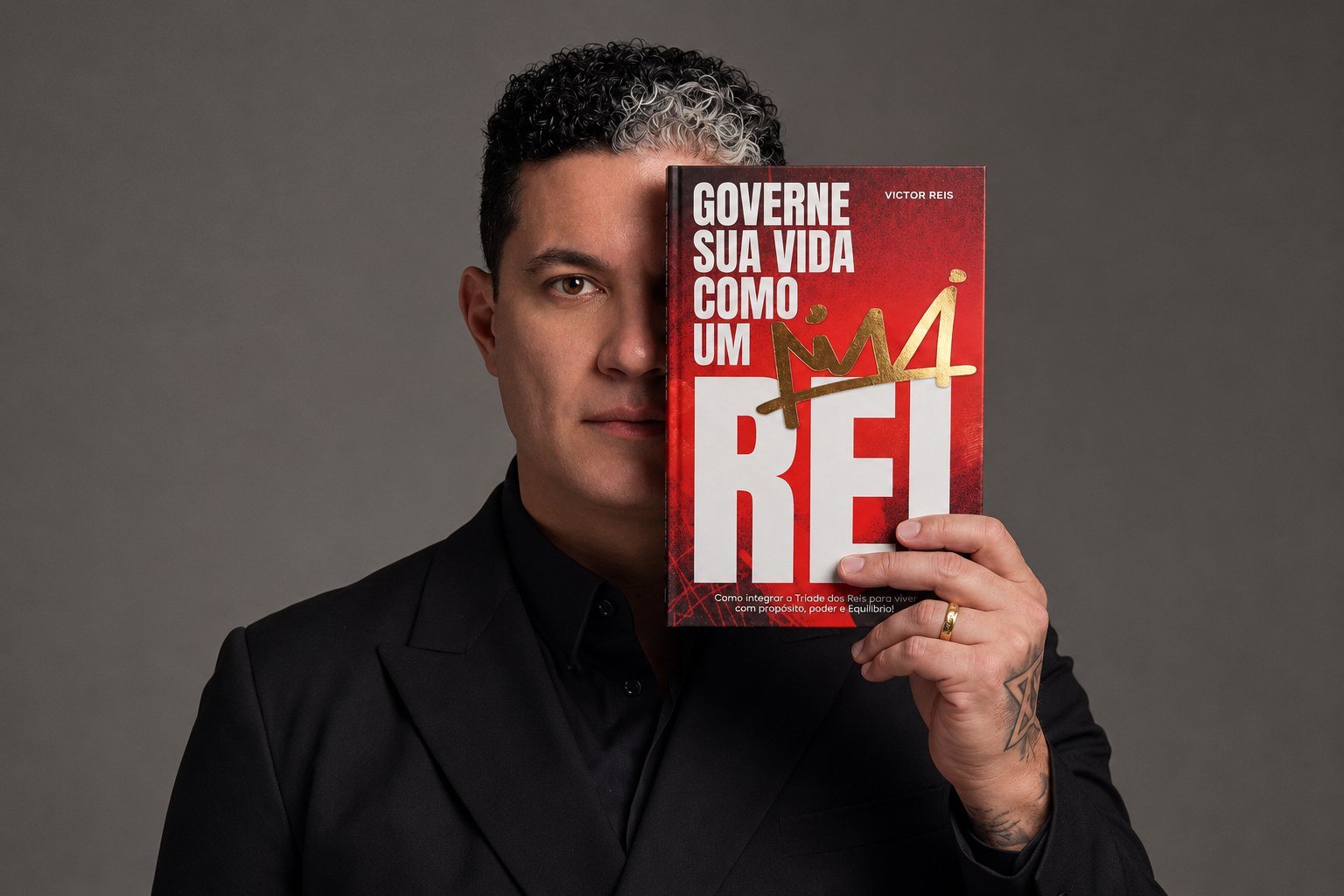 Victor Reis segura o livro Governe Sua Vida Como Um Rei